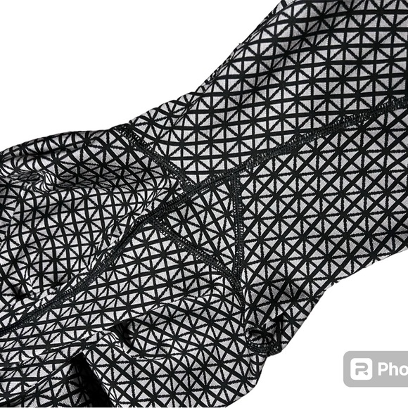 SOLD Lululemon Wunder Under Legging in Tri Geo Silver Spoon Black Size 6 - Picture 2 of 9